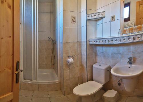 a bathroom with a shower and a toilet and a sink at Chaty Tatrytip Tatralandia in Liptovský Mikuláš