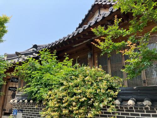 budynek z roślinami przed nim w obiekcie Sarangroo w mieście Jeonju