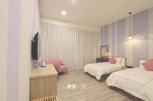 Habitación de hotel con 2 camas y TV en The Riverview Retreats, en Wujie