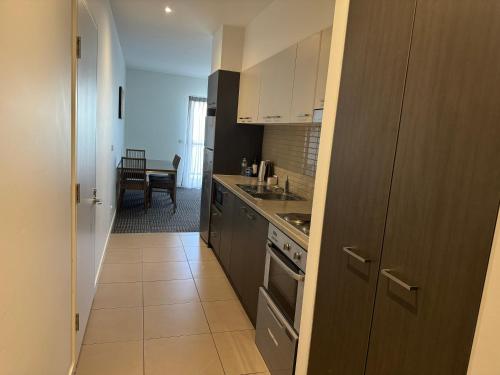Una cocina o zona de cocina en Quest Shepparton