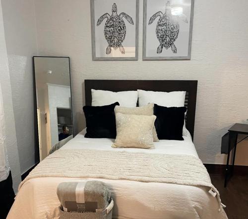 Postel nebo postele na pokoji v ubytování Coastal Chalet Suites