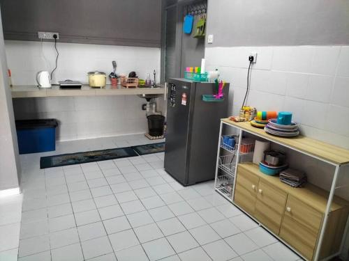 Milia Homestay PD Perdana Condoにあるキッチンまたは簡易キッチン