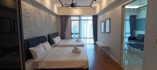 um quarto de hotel com duas camas e um espelho em Anggun Residence KLCC (LuxLofts) em Kuala Lumpur