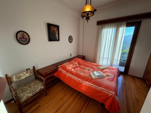 コニツァにあるDarwin Primulaのベッドルーム1室(ベッド1台、椅子、窓付)