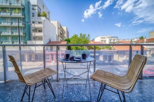 d'un balcon avec une table et des chaises dans une rue de la ville. dans l'établissement #GQ Le Beau Mallifaud, à Grenoble