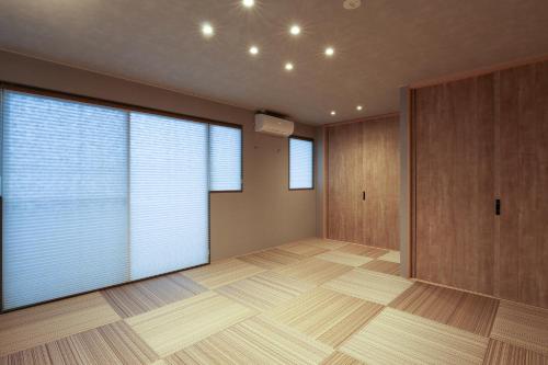 an empty room with a large window and wooden floors at 金沢四季亭 in Housai