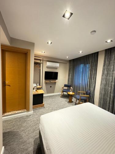 Pokój hotelowy z łóżkiem, biurkiem i telewizorem w obiekcie Taksim Rexxee w Stambule