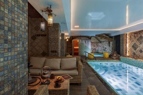uma sala de estar com uma piscina e um sofá em Argo Trakai em Trakai