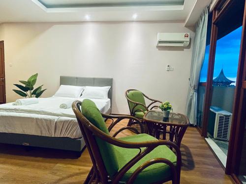 古晉的住宿－Kuching City Center Riverbank Suites With Marvelous River View，卧室配有一张床和一张桌子及椅子