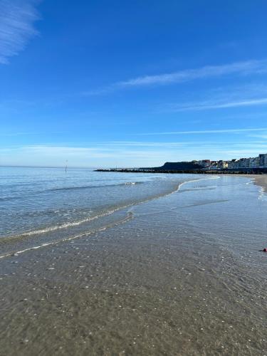 a beach with the ocean and a blue sky at Le coup de c’Heurt duplex 100m de la mer 8 personnes in Le Portel