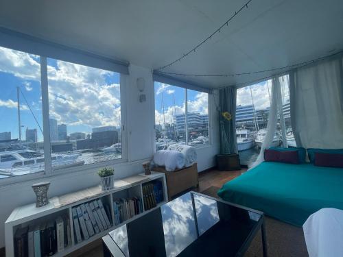 1 dormitorio con cama y vistas al puerto en The Floating Home en Barcelona