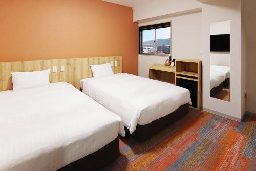 Postel nebo postele na pokoji v ubytování Sasebo Green Hotel