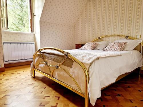 Un pat sau paturi într-o cameră la Maison Le Yoti, jolie vue sur le Lot