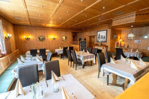 Ein Restaurant oder anderes Speiselokal in der Unterkunft Stadthotel Giengen 