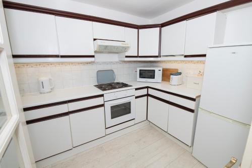 Una cocina o zona de cocina en Hummingbird - Spacious One-Bed Apartment