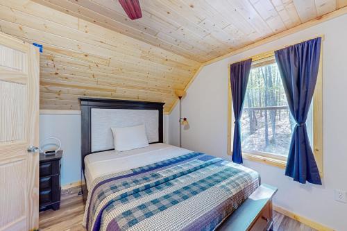 Ένα ή περισσότερα κρεβάτια σε δωμάτιο στο Backwoods Getaway