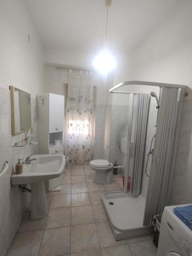 uma casa de banho com um lavatório, um WC e um chuveiro em Sant'Elena apartment Self check-in em Quartu SantʼElena