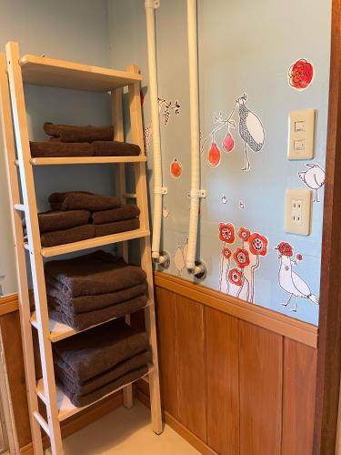 a bathroom with a wooden ladder with towels on a wall at 大人数の家族旅行に！BBQ/シアタールーム/カラオケ/日本庭園 in Furano