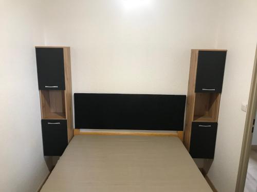 una stanza vuota con un letto e due scaffali di Appartement t2 vue mer a Saint-Cyprien