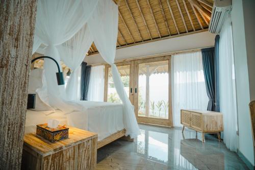 1 dormitorio con 1 cama con mosquiteras blancas en Lungid Sari Uluwatu, en Uluwatu
