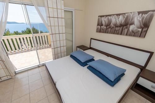 Postel nebo postele na pokoji v ubytování SunSea Apartments