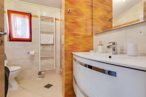 un baño con lavabo e inodoro en Apartman Dina, en Zadar