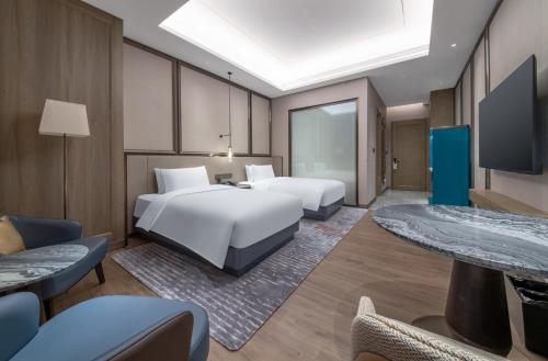 Postel nebo postele na pokoji v ubytování Crowne Plaza Hangzhou Linping by IHG
