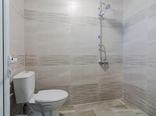 キュステンディルにあるКъща "Конакъ"の白いバスルーム(トイレ、シャワー付)