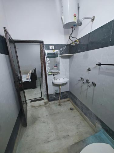 un baño con lavabo y espejo en Lata Home Stay, en Haridwar