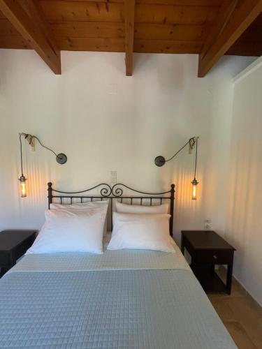 Ένα ή περισσότερα κρεβάτια σε δωμάτιο στο Gialos Villas 1-2 With a Private Pool