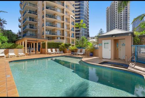una piscina en un apartamento con un edificio en San Mateo On Broadbeach, en Gold Coast