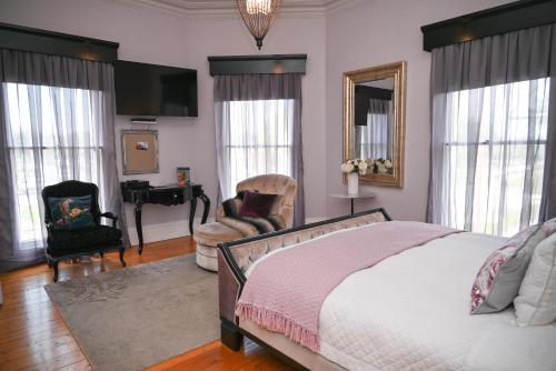 - une chambre avec un lit, une chaise et un bureau dans l'établissement Deck Quarters - Mansfield, à Mansfield