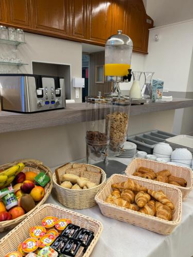 eine Küche mit Brotkörben und anderen Lebensmitteln auf der Theke in der Unterkunft Monastère du Val de Consolation in Consolation-Maisonnettes