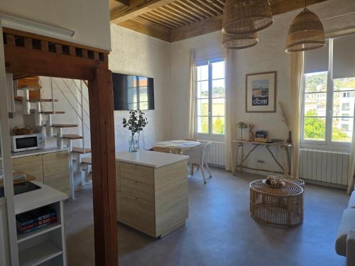 un salon avec une cuisine et une salle à manger dans l'établissement Appart avec parking, 150m du Vieux Port, 50 m2, à La Ciotat