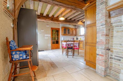 a kitchen with a table and chairs in a room at Terre d'ames in Montreuil-sur-Barse
