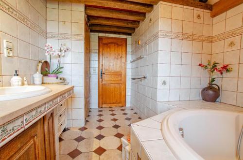 a bathroom with a tub and a sink at Terre d'ames in Montreuil-sur-Barse