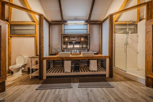 a bathroom with two sinks and a toilet at Desert Hills Glamping Camp in Sesriem