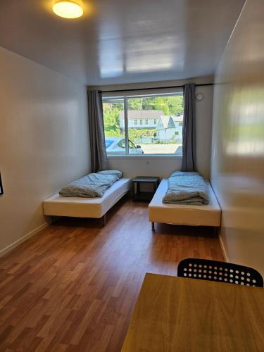 Ένα ή περισσότερα κρεβάτια σε δωμάτιο στο Brufjell Hostel & Parking