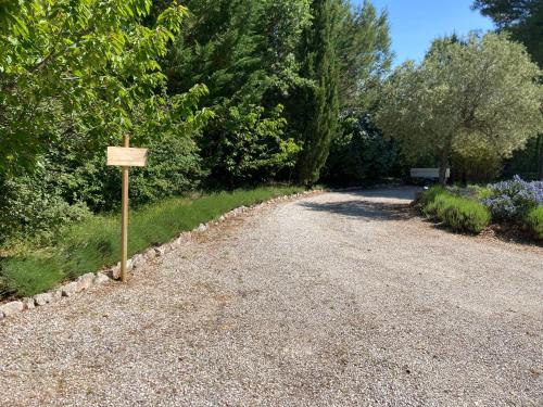eine unbefestigte Straße mit einem Schild an der Seite in der Unterkunft Clos des Lavandes - Luberon in Lacoste