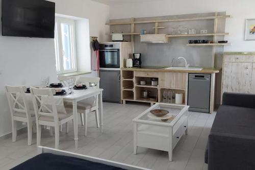 Кухня или мини-кухня в Marvens Apartment
