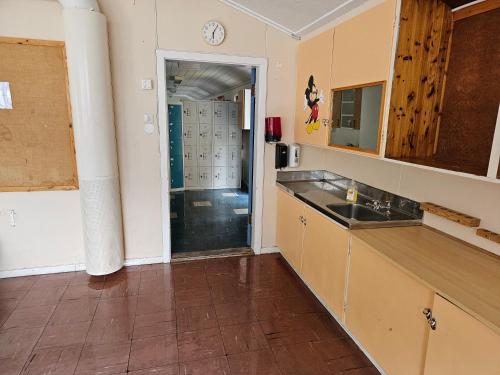 uma cozinha com um lavatório e uma bancada em Brufjell Hostel & Parking em Flekkefjord