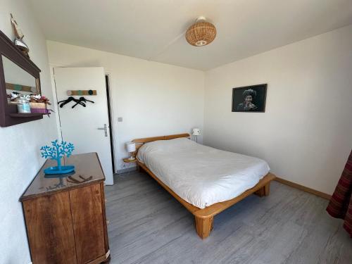 une chambre avec un lit et une table avec une lampe dans l'établissement La dérive - vue mer, à Wimereux