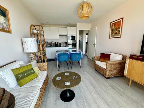 un salon avec un canapé et une table dans l'établissement La dérive - vue mer, à Wimereux