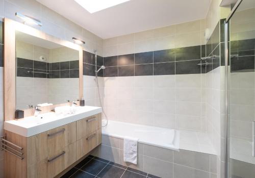 a bathroom with a sink and a tub and a shower at Printemps chaleureux T4 +2 place de parking privée in Annecy