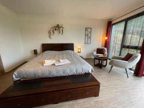 a bedroom with a bed with two towels on it at B&B Le Bouchat-Oreille in Spontin