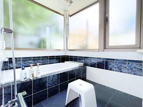 La salle de bains est pourvue d'un lavabo, de toilettes et d'une fenêtre. dans l'établissement Karuizawa House Villa - Vacation STAY 27625v, à Oiwake
