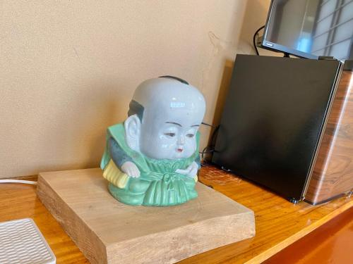 a green statue sitting on top of a table at 日本旅館　松亀荘 in Beppu