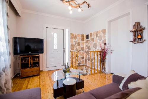 Μια τηλεόραση ή/και κέντρο ψυχαγωγίας στο Farma House Vasilo - Escape Cottage Retreat