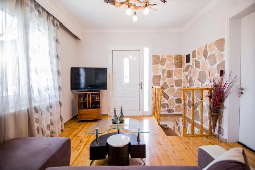 Μια τηλεόραση ή/και κέντρο ψυχαγωγίας στο Farma House Vasilo - Escape Cottage Retreat