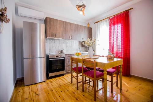 Η κουζίνα ή μικρή κουζίνα στο Farma House Vasilo - Escape Cottage Retreat